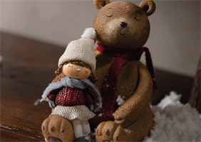 BAMBINO CON ALCE RESINA CM.14X16 H.