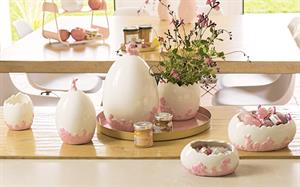 CONIGLIO SU UOVO BIANCO ROSA IN PORCELLANA D.95