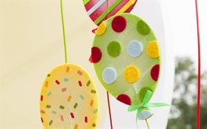 SET 3 PALLONCINI FELTRO SU BASE LEGNO H.83-99-110